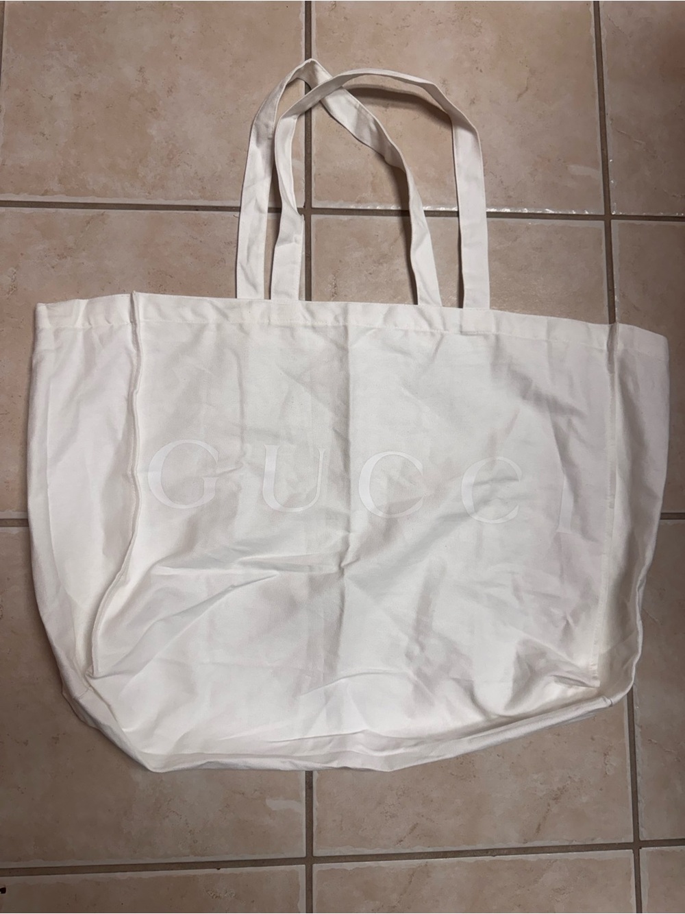 Gucci White Oversized Canvas Tote with Subtle Logo - Picture 4 of 9